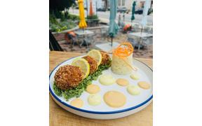 Raise your hand if you love crab cakes